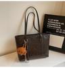 Bolsa Tote de Grande Capacidade para Mulheres Moda Nova Outono e Inverno Bolsa de Ombro Simples Casual para Trabalho e Deslocamento Bolsa com Textura