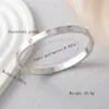 Moda Europea y Americana Nuevo Diseño Patrón de Cruz Pulsera de Acero Inoxidable con Cierre de Diamante Pulsera para Mujer Venta al por Mayor
