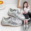 Zapatos de Entrenamiento Alemanes de Lunares de Moda Retro para Niñas 2026 Primavera y Otoño Nuevos Zapatos Deportivos Casuales Versátiles con Hebilla Metálica para Niños