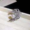 Broche de Pena de Zircônia e Pérola Estilo Minimalista, Exquisito e Elegante, Sensação de Alto Padrão, Acessório de Moda de Nicho de Luxo Leve