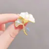 Broche de cristal de lujo ligero de alta gama para mujer, pasador de corsage simple y moderno, accesorios para ropa, broche de perlas, fabricantes mayoristas