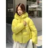 Chaqueta corta de algodón con capucha y relleno de plumón, nuevo estilo de invierno, ropa para mujer de talla grande, corte holgado, adelgazante, engrosada, abrigo acolchado cálido