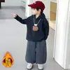 Roupas de Inverno para Meninos Cardigã Rota do Urso Conjunto de Três Peças Estilo Coreano Conjunto de Moletom com Forro de Lã para Crianças Roupas Infantis Bonitas e Modernas para Bebês