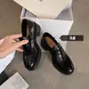 Mocassins femininos de couro estilo britânico vintage com sola grossa 2026 novo modelo sapatos slip-on com salto grosso