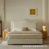 Cama de tela plisada estilo francés, estilo crema de lujo ligero, cama doble tapizada para dormitorio principal, cama de boda moderna minimalista con almacenamiento para espacios pequeños
