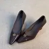 Sapatos Mocassins de Couro de Vaca com Camélia, Salto Fino e Bico Fino, Estilo Sexy e Sofisticado para um Look de Garota Poderosa