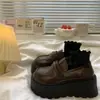 Sapatos Individuais Versáteis Retrô Estilo Britânico Mocassins Slip-On Tendência Sapatos de Couro com Solado Grosso para Mulheres Novo Modelo Outono 2025