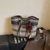 2026 Bolso de un solo hombro a cuadros de alto valor, moderno, gran capacidad, personalizado, elegante, retro, para el día a día, tipo tote