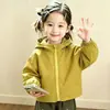 Conjunto de Otoño para Niñas 2026 Nueva Moda Chaqueta Amarilla con Capucha Cortavientos y Conjunto de Pantalones Jogger para Niños