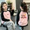Outono/Inverno 2026 Nova Camiseta Térmica de Fleece para Meninas com Gola Redonda, Bloco de Cores, Manga Longa, Camada Base, Roupa Térmica Infantil Estilosa
