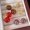 Pendientes de resina con diseño retro de bola grande transparente con lámina de oro ámbar y hebilla para oreja. Pendientes pequeños con diseño de cara suave otoñal.