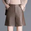 Shorts femininos de couro PU, novo estilo outono e inverno, cintura alta, perna larga, caimento solto, modelador, estiloso, versátil, corte reto, shorts na altura do joelho, adequados para usar com botas