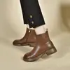 Botas de tornozelo de couro macio, salto baixo, bico redondo, sola grossa para mulheres, nova coleção outono/inverno 2026, salto grosso, sola macia, botas versáteis de peça única, botas estilo Martin com forro de fleece