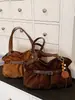 Bolsa de ombro retrô elegante e de alta qualidade, nova para 2026, de grande capacidade para o dia a dia, com um design de bolsa tote descontraído, plissado e de cor sólida