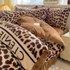 Conjunto de cama de quatro peças genuíno, espesso e confortável para o inverno, apresentando um esquema de cores cremoso e tecido macio de veludo de bebê; também disponível como um conjunto de três peças em fleece de coral
