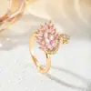 Anillo de Luz de Zirconia Incrustada en Oro Real Chapado en Cobre Transfronterizo Europeo y Americano Lujo Ligero Sensación de Alta Gama Anillo para el Dedo Joyería de Mano Versátil Fabricante Venta al por Mayor en Stock