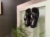 Chinelos Flip-Flop Nicho Retro Francês para Mulheres Estilo Verão 2026 Bico Quadrado Estilo Coreano Vermelho Chinelos de Férias para Praia