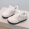 Zapatos de Entrenamiento Ligeros con Velcro Lindos para Niños 2026 Modelo Nuevo Dulce Niña Zapatos Blancos Ligeros Tenis de Moda Estilo Coreano Modernos