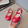 Sapatos de Couro Versáteis Leves com Elástico Estilo Coreano para Meninas Verão 2026 Sapatos Prateados de Princesa para Performance na Moda