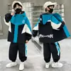 Trajes para Niños Niños Primavera y Otoño 2025 Nuevos Medianos y Grandes Ropa de Primavera para Niños Chaquetas para Niños Conjunto de Dos Piezas Guapo y de Moda