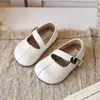 Sapatos Mary Jane estilo retrô francês para meninas, com fecho de velcro, sapatos infantis de couro planos e versáteis de sola macia, adequados para primavera e outono