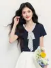 Camiseta com Gola V Cadarço e Laço de Bolinhas Feminina Moda Casual Verão 2026 Manga Curta Regular