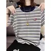 Camiseta com design de blocos de cor listrados, manga curta e ombros normais para mulheres, nova peça de moda versátil de nicho para primavera, verão e outono de 2026