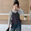 Camiseta Nueva de Primavera y Otoño 2026 para Niñas, Estilo Coreano Elegante para Niñas, Tallas Mediana y Grande para Niños, Top de Manga Larga Rayado Falso de Dos Piezas