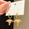 Aretes de flor de canasta de perlas chapados en oro real de 18 quilates, diseño coreano de nicho, aretes personalizados, sensación de lujo ligero y alta gama, aretes para mujer