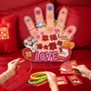 La recepción de la boda es pan comido, con juegos interactivos de lanzamiento de aros fáciles de seguir y minijuegos creativos, un juego completo de accesorios para que el novio y los padrinos los usen en la ceremonia de bloqueo de la puerta