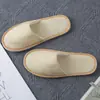 Pantuflas de lino al por mayor del fabricante, pantuflas de interior para primavera y otoño, pantuflas cómodas y antideslizantes para uso en el hogar, adecuadas tanto para hombres como para mujeres