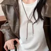 Colar com Pingente de Corda de Couro em Nó de Coração Retrô com Design Requintado e Estilo Versátil para Acessórios de Suéter Feminino