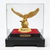 Ornamento Águia Dourada de Veludo com Tampa Acrílica para Decoração de Escritório e Casa, Artesanato Decorativo Atrator de Riqueza Atacado