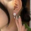 Pendientes Navideños de Copo de Nieve de Cristal de Lujo de Alta Gama con Aguja de Plata S925, Pendientes de Botón con Diseño de Nicho Moderno Único y Elegante para Otoño e Invierno