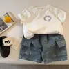 Conjunto de Verano de Mezclilla para Niños Ropa Nueva de Verano para Niños Pantalones Cortos de Trabajo de Mezclilla con Bolsillos Conjunto Blanco de Manga Corta Estampado