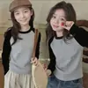 Camiseta de Manga Larga de Algodón Puro con Bloques de Color de Dibujos Animados para Niñas Primavera Otoño 2026 Nueva Prenda Básica de Manga Raglán para Niños de Talla Mediana a Grande Top Moderno