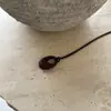 Colar minimalista de cordão de couro com pingente oval estilo coreano, design único, corrente versátil para suéter, gargantilha do dia a dia para mulheres