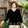 Blusa de terciopelo de moda para otoño y primavera de mamá, cuello en V elegante, adelgazante, ropa para mujeres de mediana edad y mayores, camisa bordada de manga larga que cubre el cuerpo