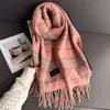 Bufanda Cálida de Cuadros Estilo Británico Clásico Otoño e Invierno Chal para Mujer Versátil Ropa de Trabajo Borla Arena Fina Bufanda de Imitación Cachemir