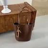 Bolsa de Palha Tecida tipo Balde 2026 Transfronteiriça para Mulheres, Bolsa de Trabalho de Grande Capacidade com Sensação de Luxo, Design de Nicho, de Ombro e de Mão