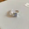 Anillo Redondo Abierto de Resina Electrochapado en Oro Real de 18 Quilates, Anillo para Dedo Índice de Estilo de Nicho de Gama Alta, Anillo de Personalidad Vintage y Elegante