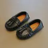 Zapatos de piel para niño 2026 primavera y otoño nuevos estilo británico vintage versátiles mocasines para niña de moda zapatos para bebé de suela blanda