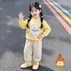 Conjunto de Pelúcia para Meninas Inverno 2026 Novo Infantil Aconchegante Estiloso Super Bonito Estilo Outono/Inverno Conjunto de Duas Peças para Bebê Menina