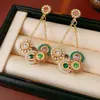 Pendientes de aguja plateada con diamantes, pendientes de botón ovalados plisados de mariposa, pendientes retro vintage con un diseño único, pendientes de nicho para mujer