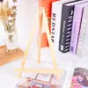 Venda direta Moldura de foto mini de madeira maciça decorativa coreana Porta-exibição de calendário de mesa Pequeno porta-exibição de madeira para mesa Cavalete de madeira triangular