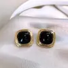 Pendientes geométricos retro estilo Hong Kong con aguja plateada, pendientes de resina sencillos de nicho de lujo ligeros, pendientes de estilo frío con cuadrados negros