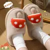 Pantuflas de algodón con forma de hongo de dibujos animados para mujer, adecuadas para usar en invierno en casa, con una suela suave, gruesa y afelpada para abrigar y un agarre antideslizante. También disponible en versión para hombre