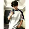 Camiseta Esportiva de Algodão Puro com Listras Coloridas Estilo Americano, Manga Curta para Homens, Verão, Jovens, Gola Redonda, Design Solto e Relaxado