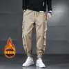 Calça Cargo com Forro de Lã Estilo Vibe Americana para Homens, Tendência Outono e Inverno High Street Solta Jogger Calça Casual Calça Longa para Exterior