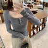 Foto Real de Tejido de Punto Gris Claro con Cuello Oscilante de Manga Larga para Mujer Otoño Temprano 2025 Nuevo Estilo Capa Base Top Individual